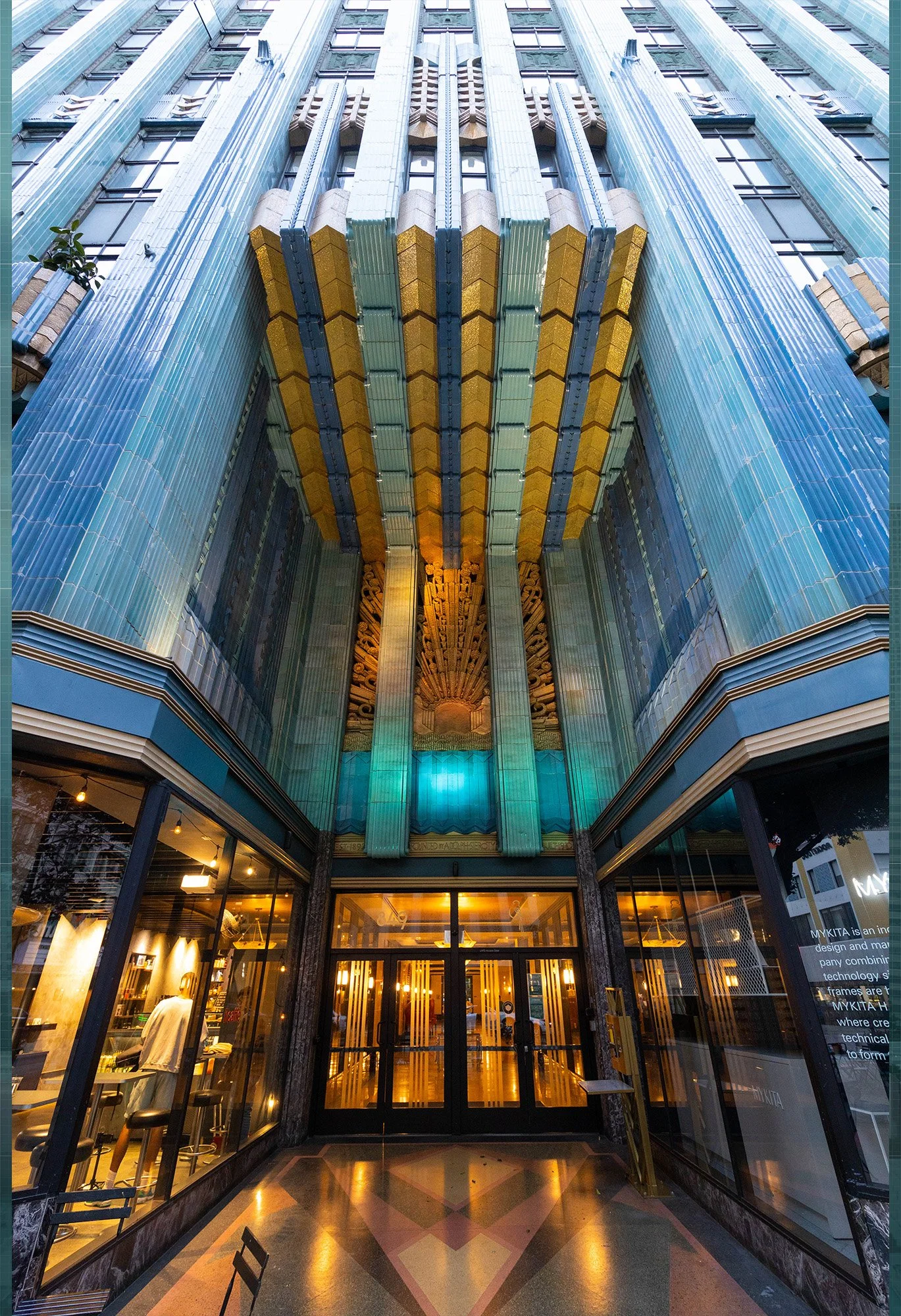 アート・デザイン・音楽 e Condo Thames & Hudson History of the Eastern Columbia Building — HYTHA.CG